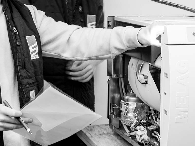 Servicetechniker bei der Wartung